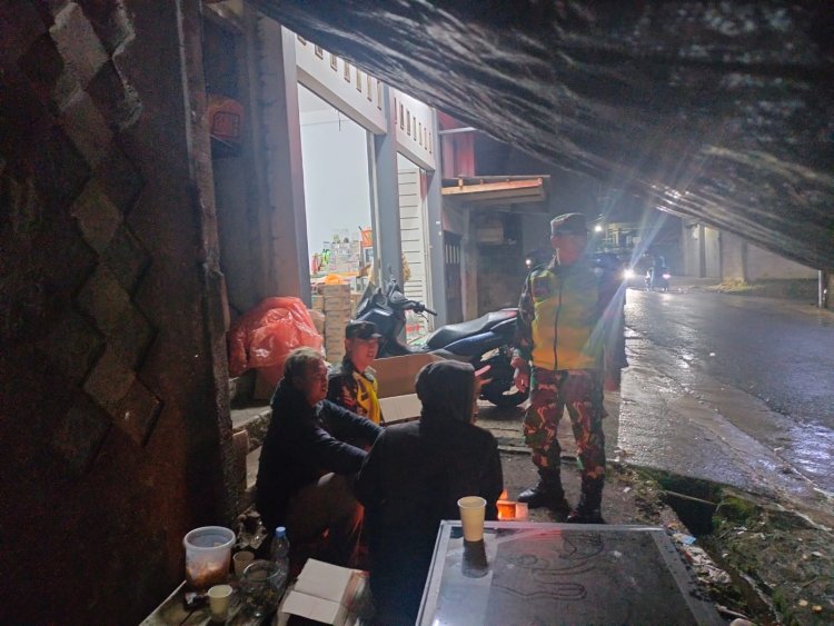 Jaga Kamtibmas Babinsa Rutin Laksanakan Patroli Malam