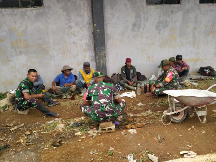 Babinsa Berikan Motivasi Pekerja Pembangunan KDKMP di Desa Penusupan