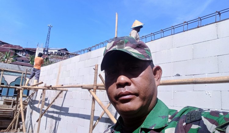 Babinsa Koramil 06 Kalibening Awasi Pengecoran Ring Balok KDKMP di Desa Bedana