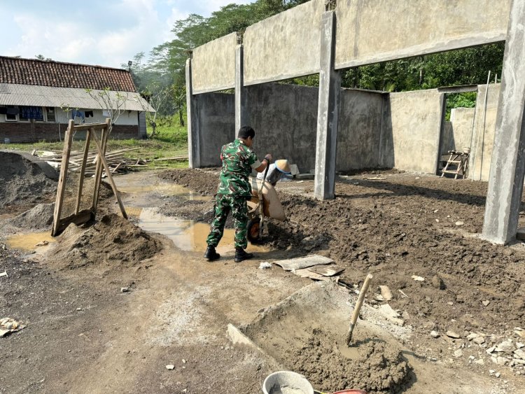 Babinsa Dampingi Progres Pengacian Dinding dan Leveling Tanah KDKMP di Desa Randegan
