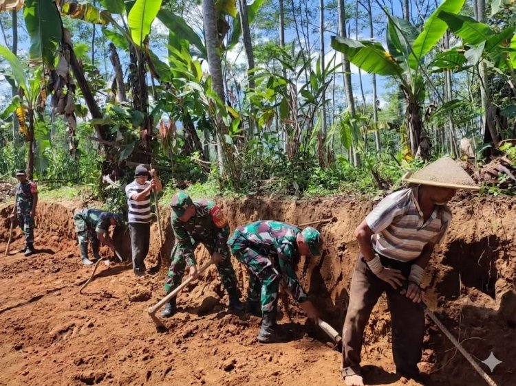 Babinsa Koramil 16 Pejawaran Melaksanakan Kerja Bakti bersama Masyarakat Pengecoran Jalan Usaha Tani