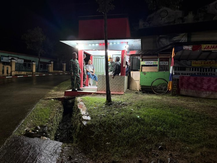 Anggota Koramil 12 Sigaluh Patroli Siskamling Bersama Warga Cegah Gangguan Kamtibmas