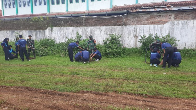 Koramil 03 Wanadadi dan SMK Cokroaminoto Bersinergi Tanam 100 Bibit Albasia 