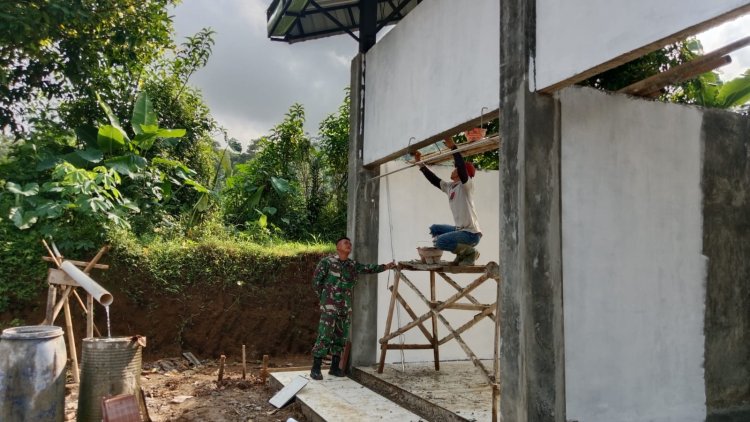 Keramik Mulai Terpasang KDKMP Purwasana Kian Menampakkan Wajah Akhir