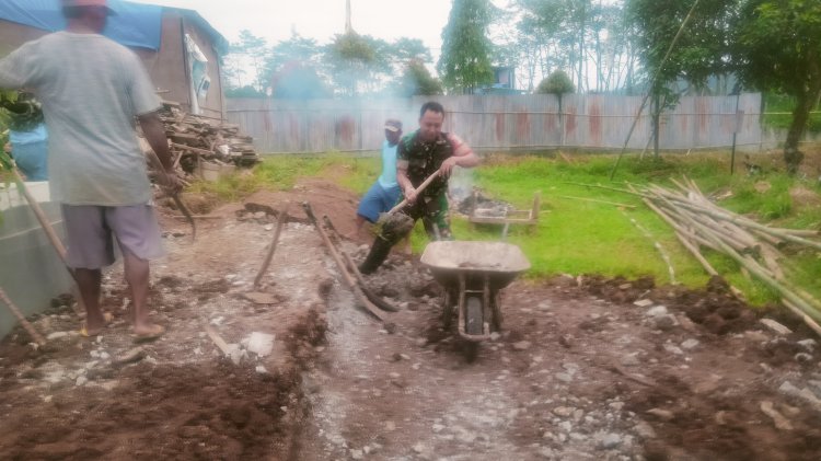 Babinsa Dampingi Pembangunan KDKMP Desa Bandingan Fokus Pengerjaan Saluran Keliling