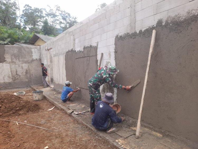 Babinsa Koramil 14 Madukara Awasi Pembangunan KDKMP di Desa Gununggiana