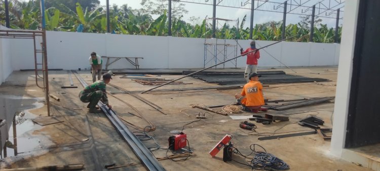 Babinsa Koramil 11 Punggelan Awasi Pembangunan KDKMP di Desa Tribuana