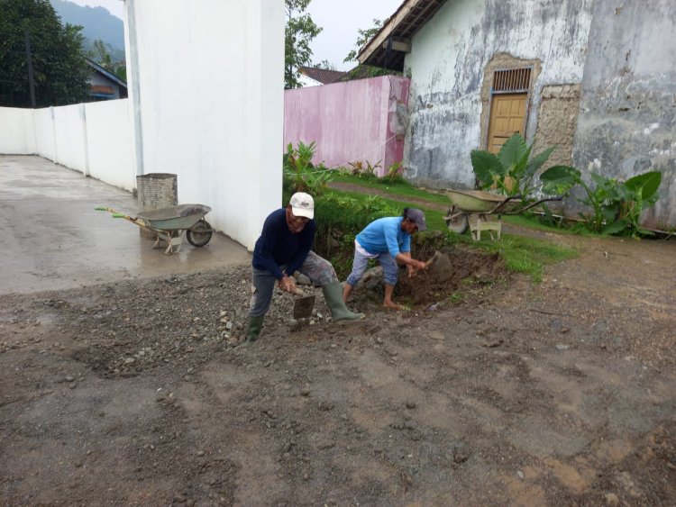 Rangka Atap Mulai Berdiri KDKMP Desa Tlaga Terus Menatap Selesai