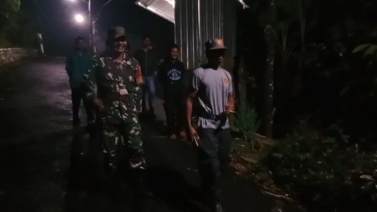 Meningkatkan kewaspadaan Babinsa Bersama Warga Melaksanakan Patroli Siskamling
