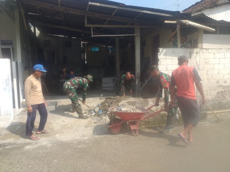 Babinsa Koramil 13 Banjarmangu Sigap Bantu Warga Bangun RTLH