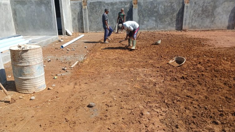 Babinsa Koramil 11 Punggelan Awasi Pembangunan KDKMP di Desa Tanjungtirta
