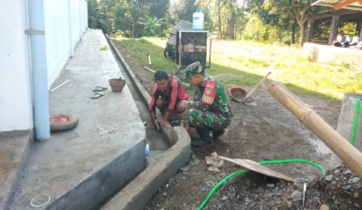 Babinsa Koramil 11 Punggelan Awasi Pembangunan KDKMP di Desa Danakerta