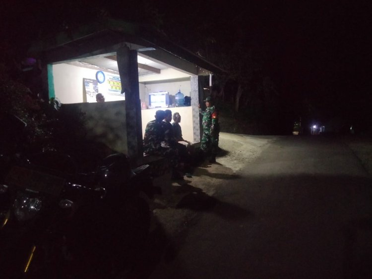 Patroli di Pos Kamling Desa kutawuluh