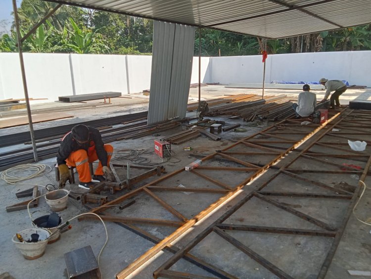 Babinsa Koramil 11 Punggelan Awasi Pembangunan KDKMP di Desa Punggelan