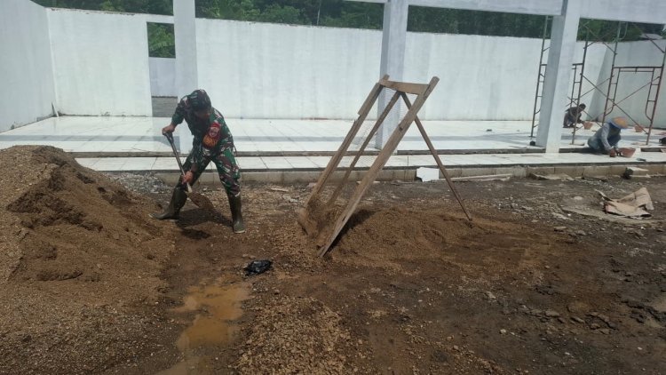 Babinsa Koramil 12 Sigaluh Awasi Pembangunan KDKMP di Desa Randegan