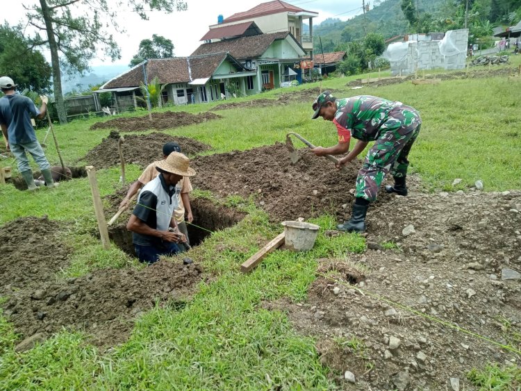 Babinsa Koramil 18 Pagentan Awasi Pembangunan KDKMP di Desa Kayuares