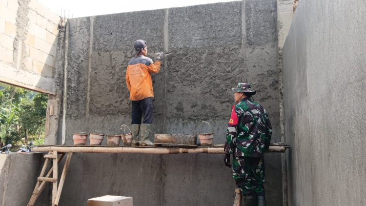 Babinsa Koramil 18 Pagentan Awasi Pembangunan KDKMP di Desa Kasmaran