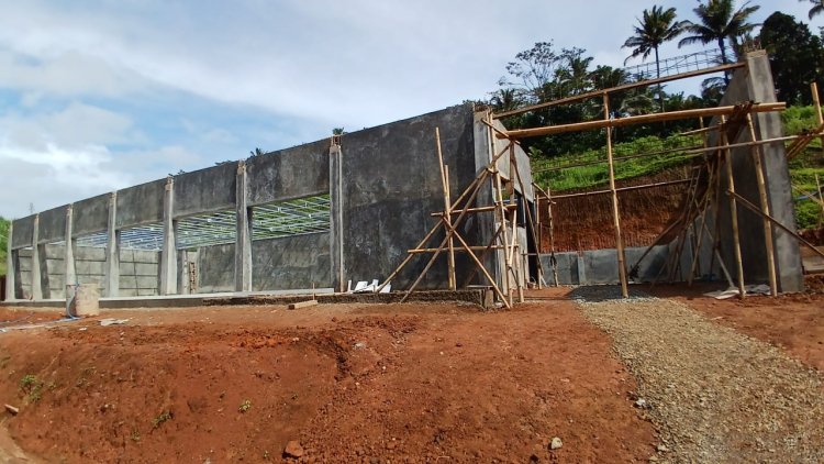 Babinsa Koramil 11 Punggelan Awasi Pembangunan KDKMP di Desa Tanjungtirta