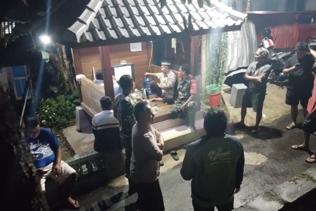 Anggota Koramil 12 Sigaluh Patroli Siskamling Bersama Warga Cegah Gangguan Kamtibmas