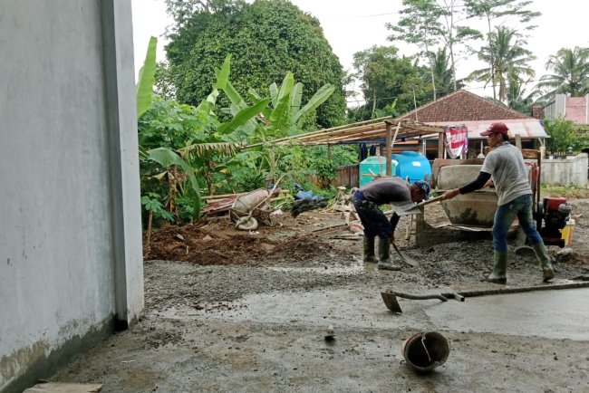 Babinsa Koramil 11 Punggelan Awasi Pembangunan KDKMP di Desa Purwasana