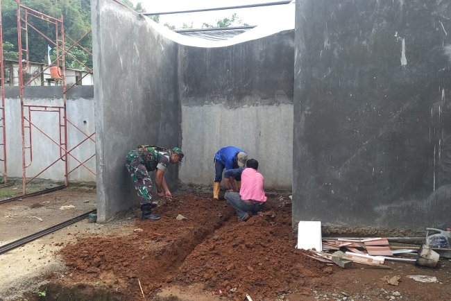 Babinsa Koramil 04 Karangkobar Tinjau Pembangunan KDKMP di Desa Karanggondang