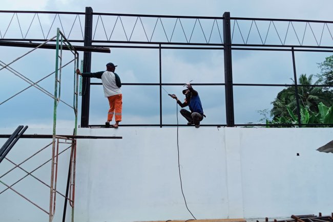 Babinsa Punggelan Dampingi Pemasangan Kolom Baja KDKMP