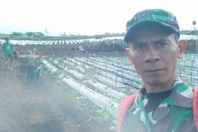 Babinsa Batur Tinjau Penggalian Pondasi KDKMP di Pekasiran