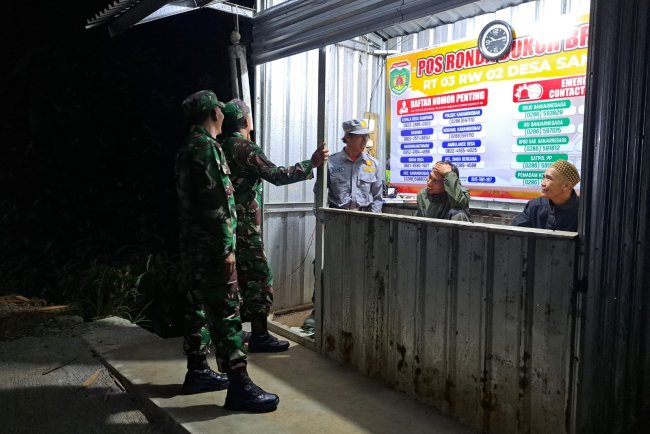 Babinsa Koramil 04 Karangkobar Melaksanakan Patroli Siskamling