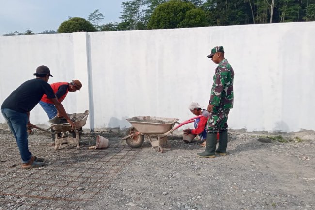 Babinsa Sigaluh Dampingi Pemasangan Wiremesh KDKMP di Desa Tunggara