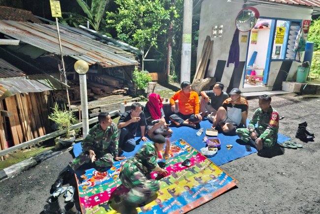 Anggota Koramil 12 Sigaluh Patroli Siskamling Bersama Warga Cegah Gangguan Kamtibmas