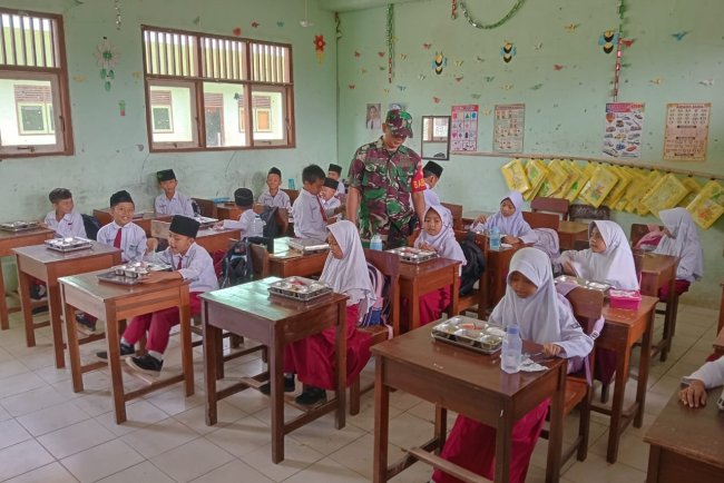 Babinsa Melaksanakan Pendampingan MBG