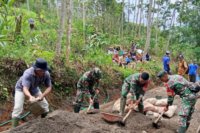 Danramil 06 Kalibening gotong royong bersama warga melaksanakan pembangunan Jalan Usaha Tani