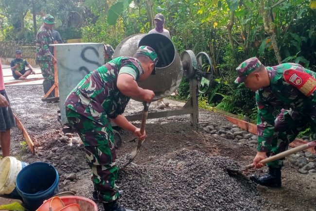 Anggota Koramil 10 Bawang Bantu Cor Jalan Usaha Tani di Desa Majalengka