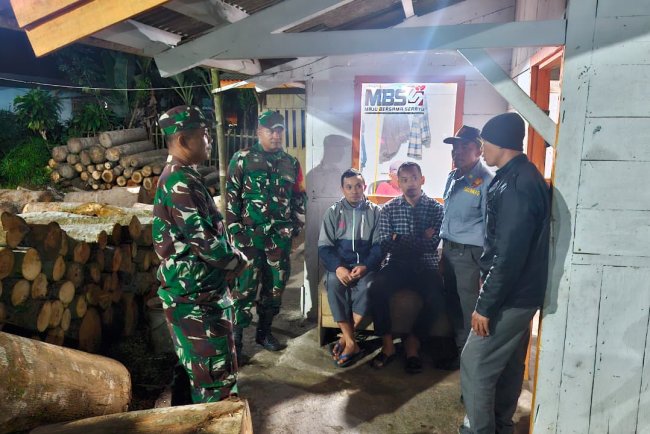 Babinsa Koramil 04 Karangkobar Melaksanakan Patroli Siskamling Bersama Linmas Dan Warga