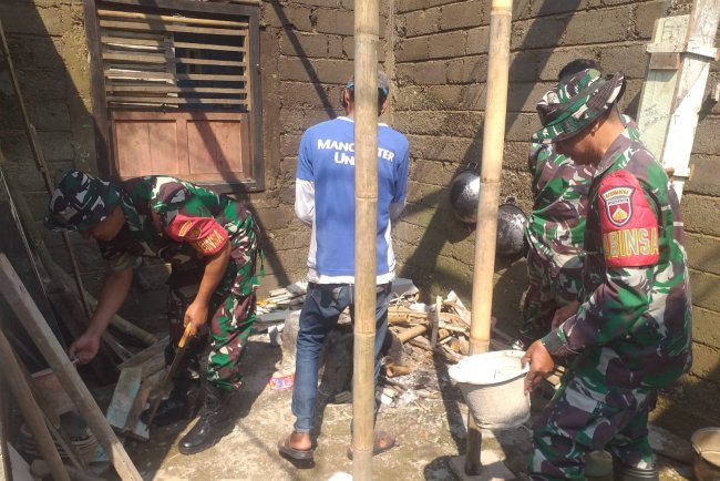 Babinsa Koramil 13 Banjarmangu Sigap Bantu Warga Bangun RTLH