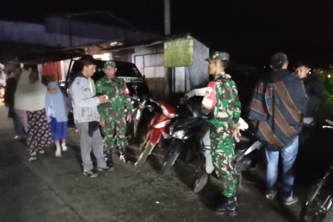 Pastikan Keamanan Wilayah Babinsa Rutin Laksanakan Patroli Malam