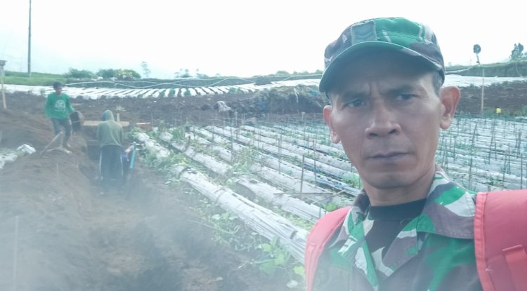 Babinsa Batur Tinjau Penggalian Pondasi KDKMP di Pekasiran