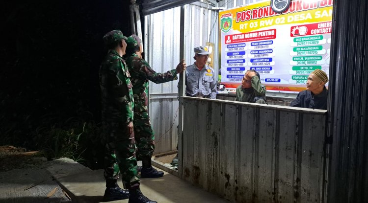 Babinsa Koramil 04 Karangkobar Melaksanakan Patroli Siskamling