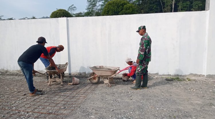 Babinsa Sigaluh Dampingi Pemasangan Wiremesh KDKMP di Desa Tunggara