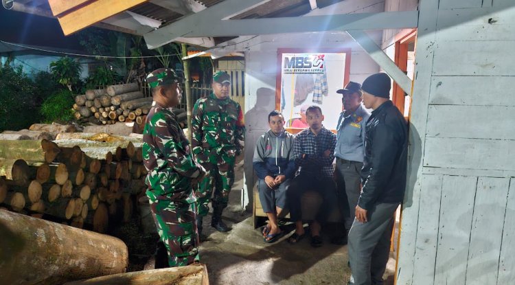 Babinsa Koramil 04 Karangkobar Melaksanakan Patroli Siskamling Bersama Linmas Dan Warga