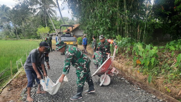 Koramil 03 Wanadadi Bantu Pengaspalan Jalan Usaha Tani di Gumingsir