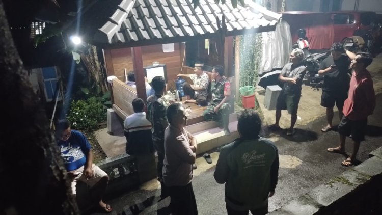 Anggota Koramil 12 Sigaluh Patroli Siskamling Bersama Warga Cegah Gangguan Kamtibmas