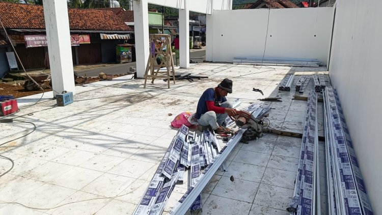 Babinsa Koramil 11 Punggelan Awasi Pembangunan KDKMP di Desa Petuguran