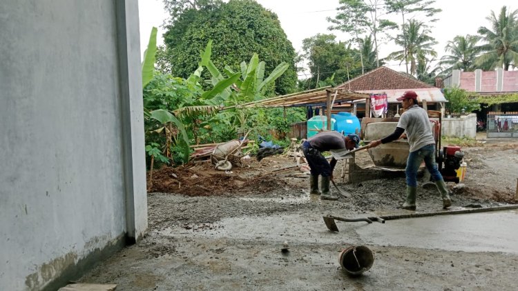 Babinsa Koramil 11 Punggelan Awasi Pembangunan KDKMP di Desa Purwasana