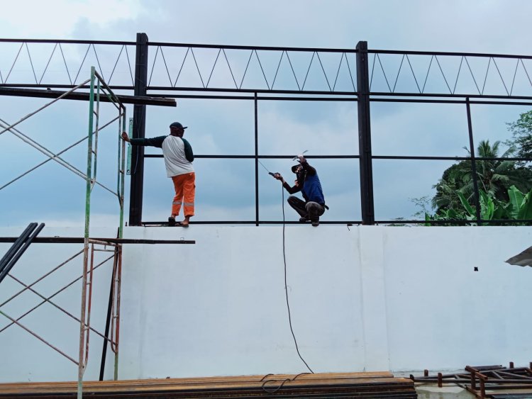 Babinsa Punggelan Dampingi Pemasangan Kolom Baja KDKMP