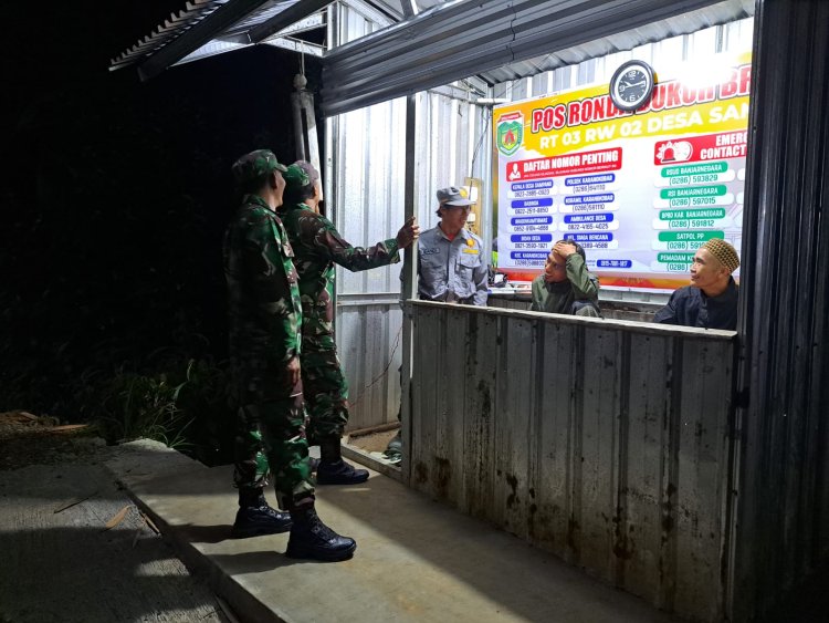 Babinsa Koramil 04 Karangkobar Melaksanakan Patroli Siskamling