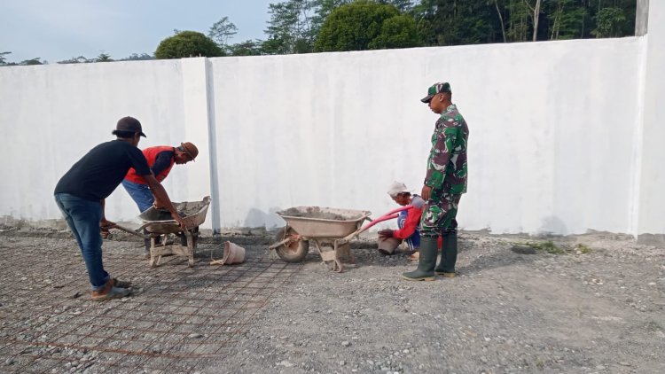 Babinsa Sigaluh Dampingi Pemasangan Wiremesh KDKMP di Desa Tunggara