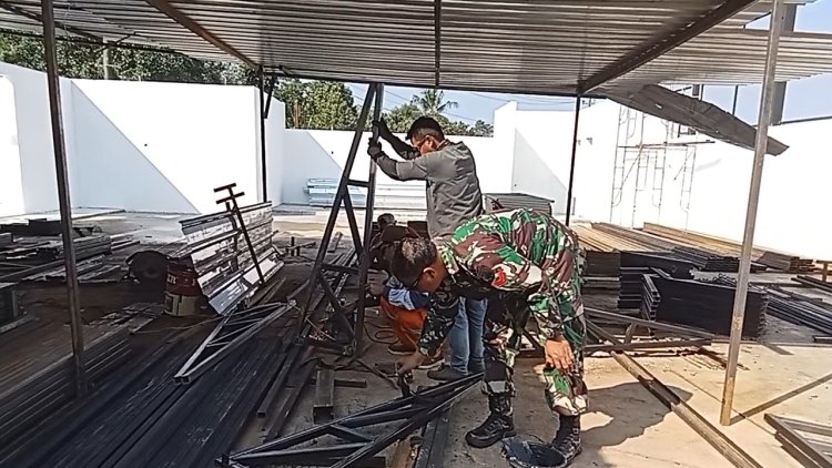 Babinsa Punggelan Dampingi Pengelasan dan Pengecatan Kuda-Kuda KDKMP