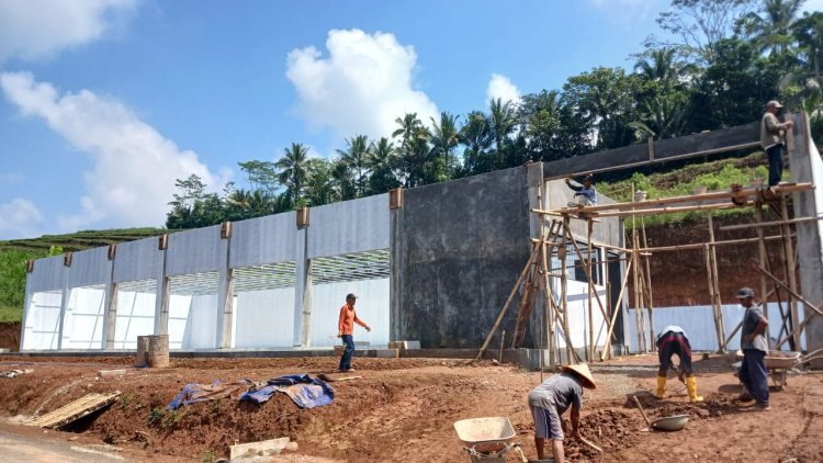 Babinsa Punggelan Dampingi Pembangunan KDKMP di Desa Tanjungtirta