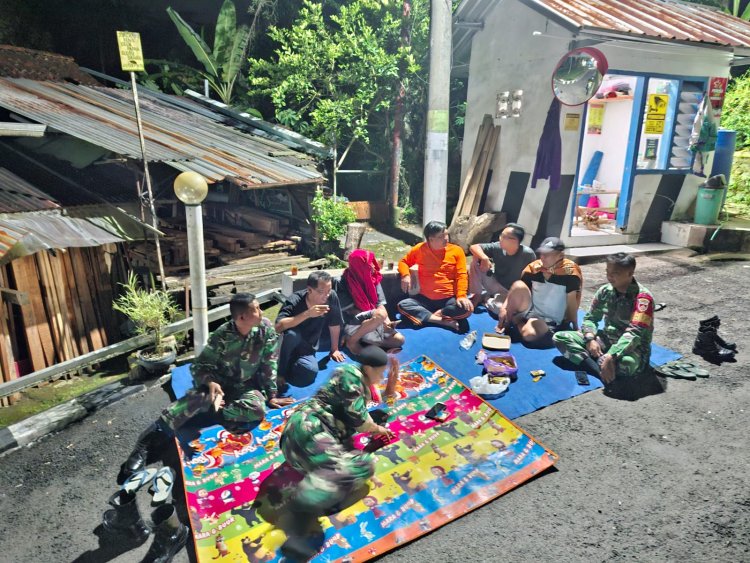Anggota Koramil 12 Sigaluh Patroli Siskamling Bersama Warga Cegah Gangguan Kamtibmas